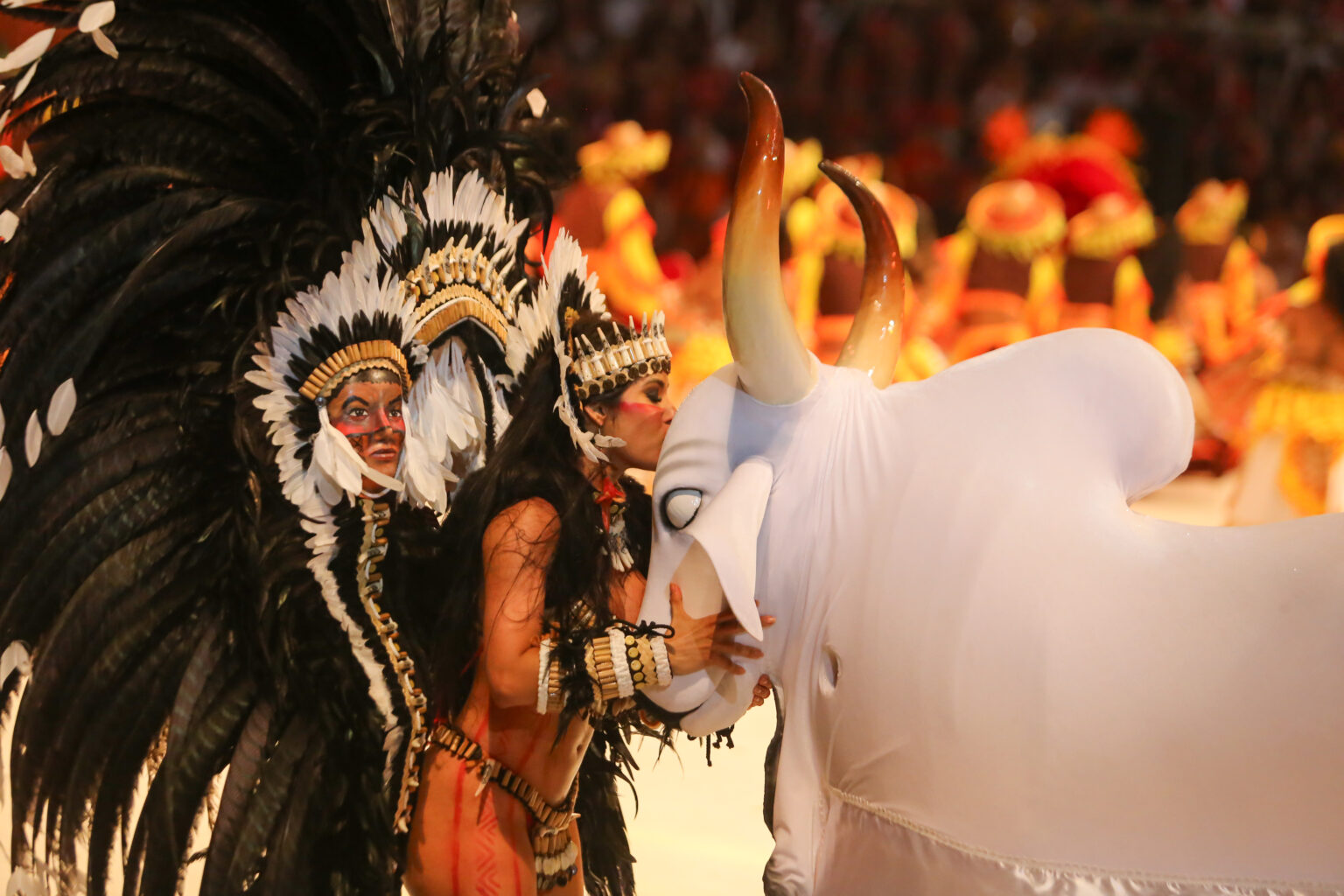 Isabelle e o Boi Garantido em apresentação na arena do Bumbódromo.