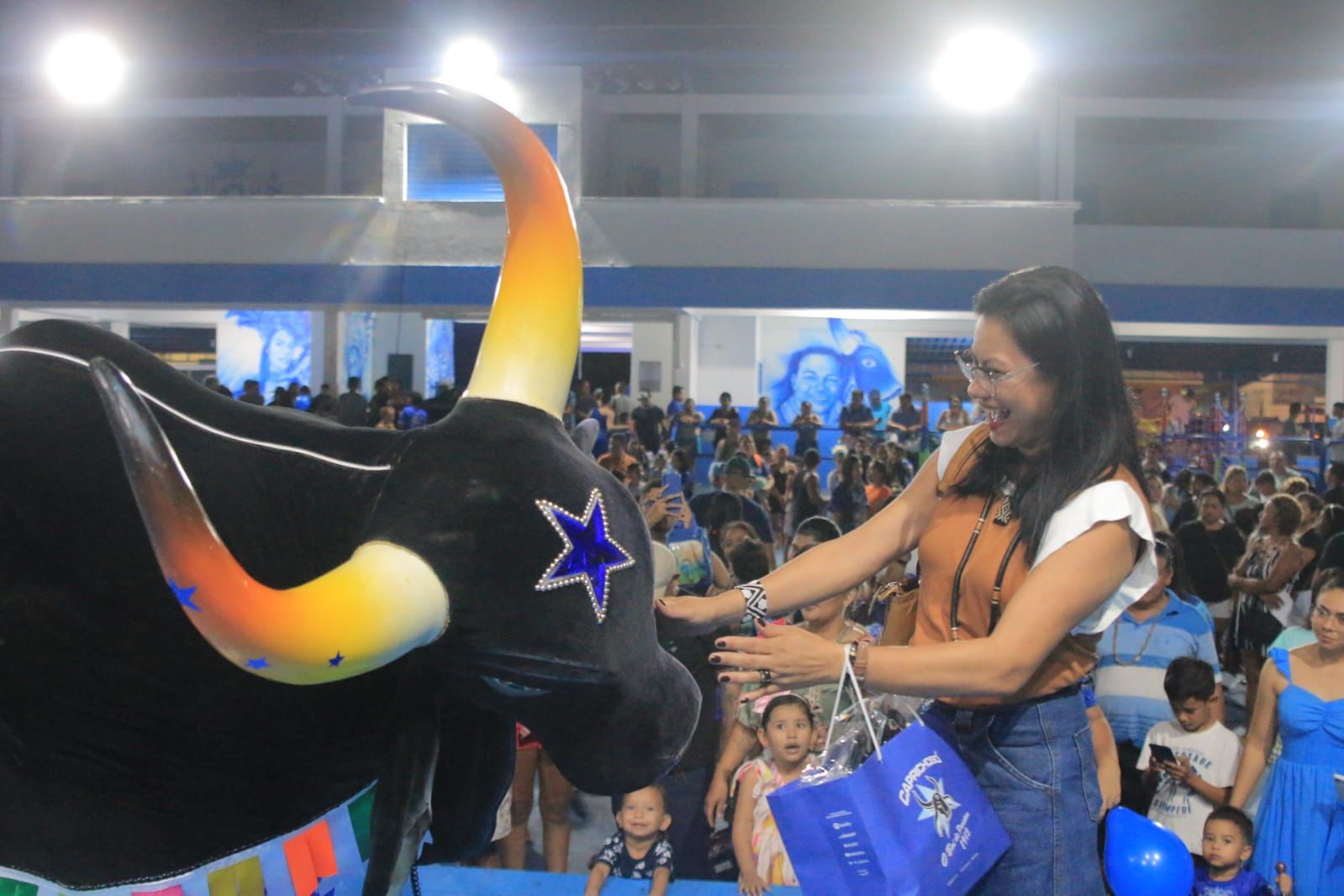 Escritora Márcia Kambeba é homenageada pelo boi Caprichoso - Festival ...