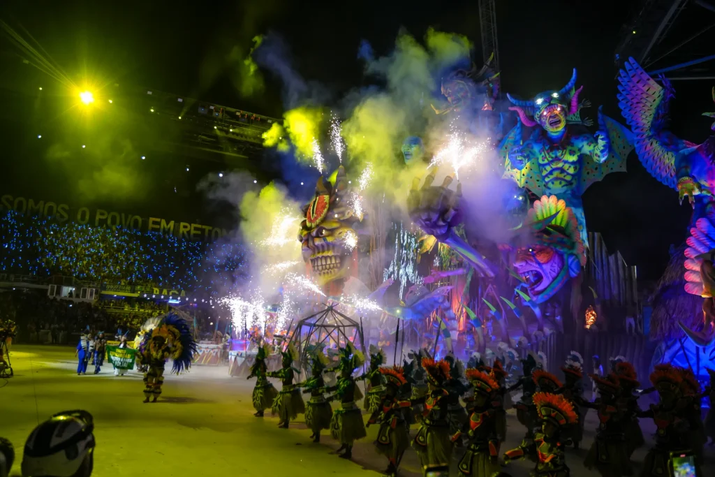 Efeitos especiais e movimentos orquestrados das alegorias do Boi Caprichoso.