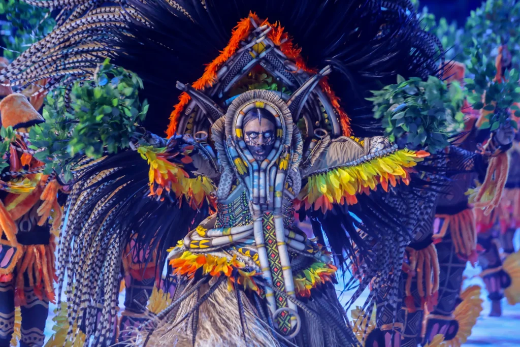 As expressões corporais e a forte presença de Erick Beltrão na arena do festival.