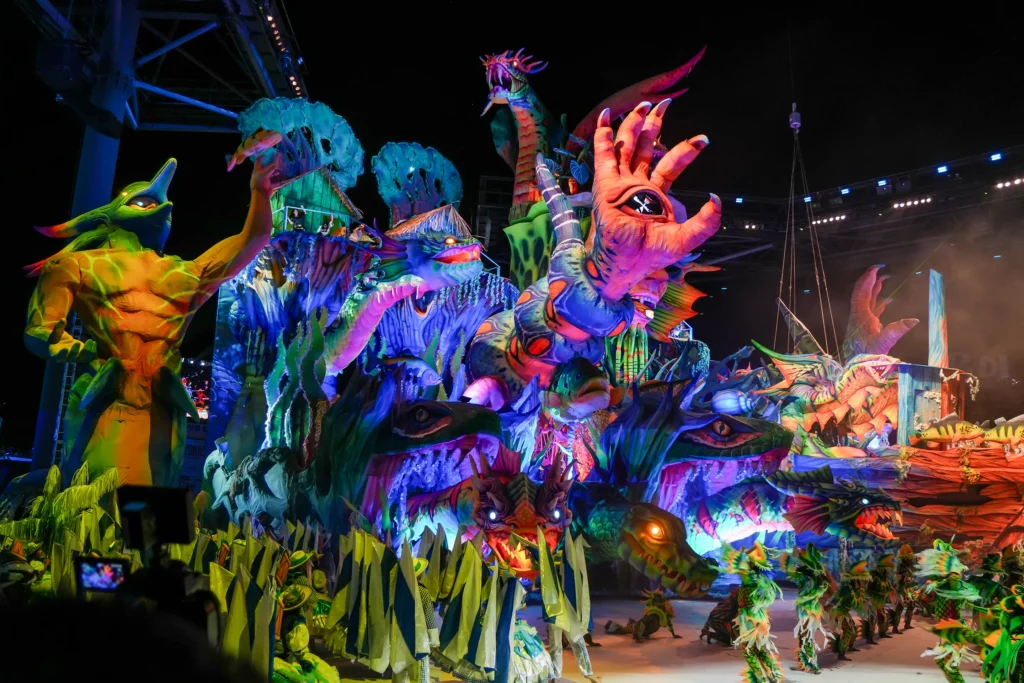 Visão aproximada da beleza e dos detalhes das alegorias feitas pelos artistas parintinenses.