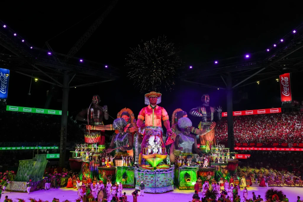 Uma visão a distância das alegorias do Boi Garantido.