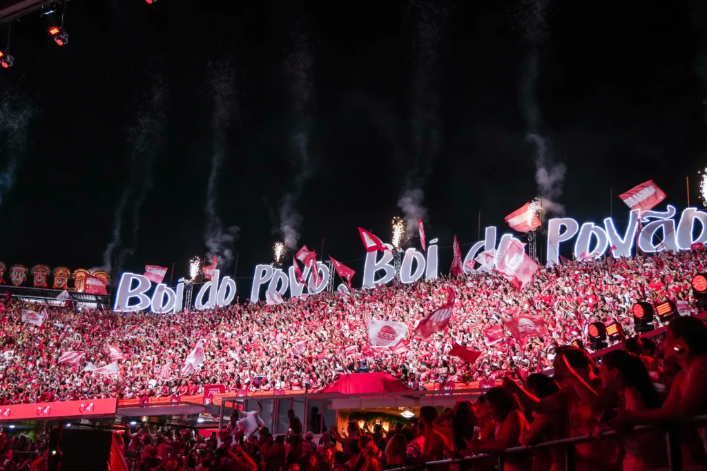 A vibrante e enérgica torcida encarnada do Boi Garantido.