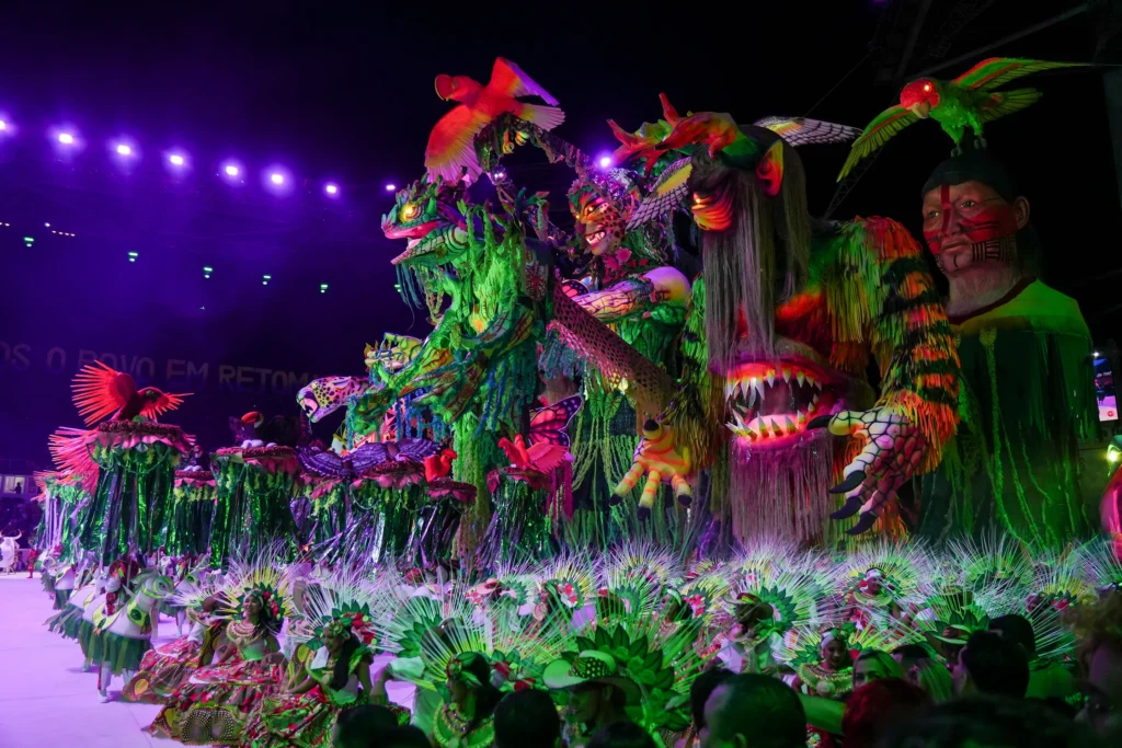 Visão aproximada do trabalho minucioso e primoroso dos artesãos de Parintins.